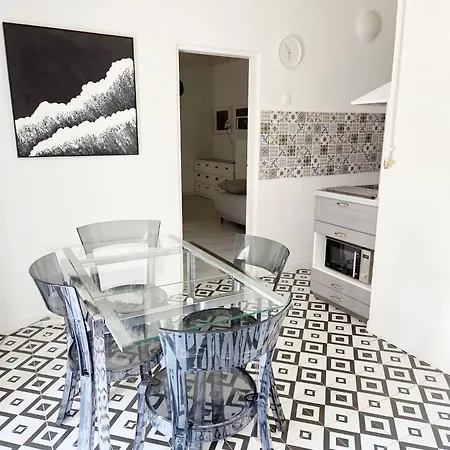Heart Of With Free Private Parking Apartment *